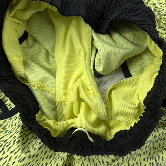 Lululemon Tracker Short III *4-way Stretch Dottie Dash Clarity Yellow Black - Picture 2 of 5